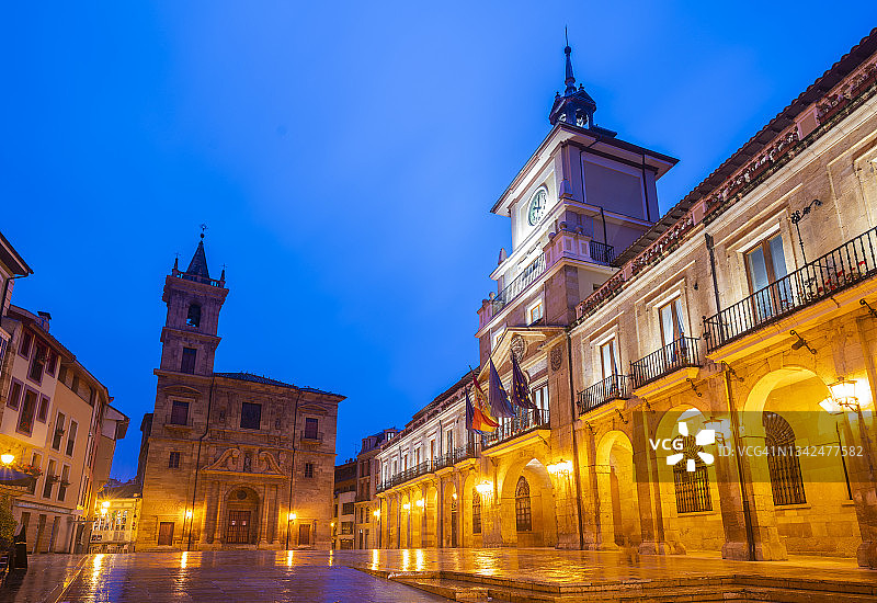 西班牙奥维耶多宪法广场夜景图片素材