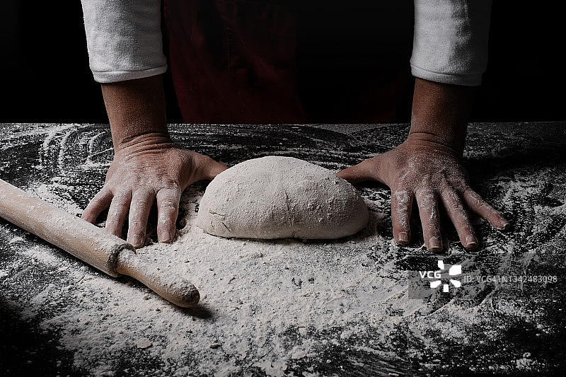 面包师展示面包面团图片素材