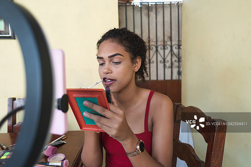 黑人女性进行关于自我化妆的直播视频教学图片素材
