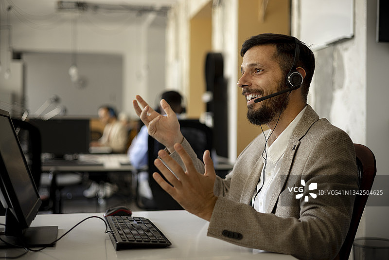 办公室里快乐的客服团队图片素材