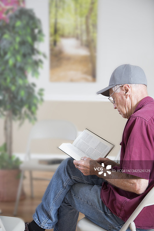 穿着休闲的老年男人在会议室里等待参加圣经学习图片素材