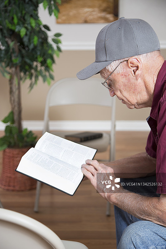 穿着休闲的老年男人在会议室里等待参加圣经学习图片素材