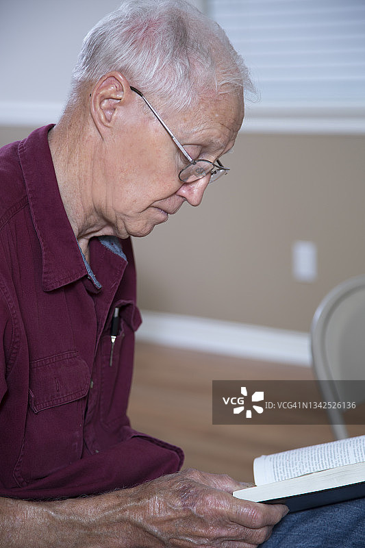 穿着休闲的老年男人在会议室里等待参加圣经学习图片素材