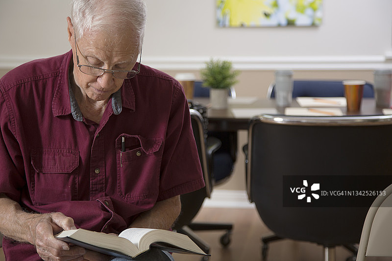 穿着休闲的老年男人在会议室里等待参加圣经学习图片素材