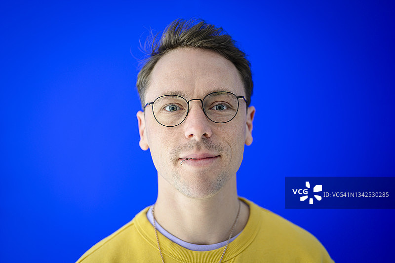 中年白人男人半身肖像图片素材