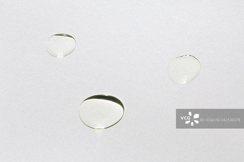 精华液或精油滴落特写图片素材