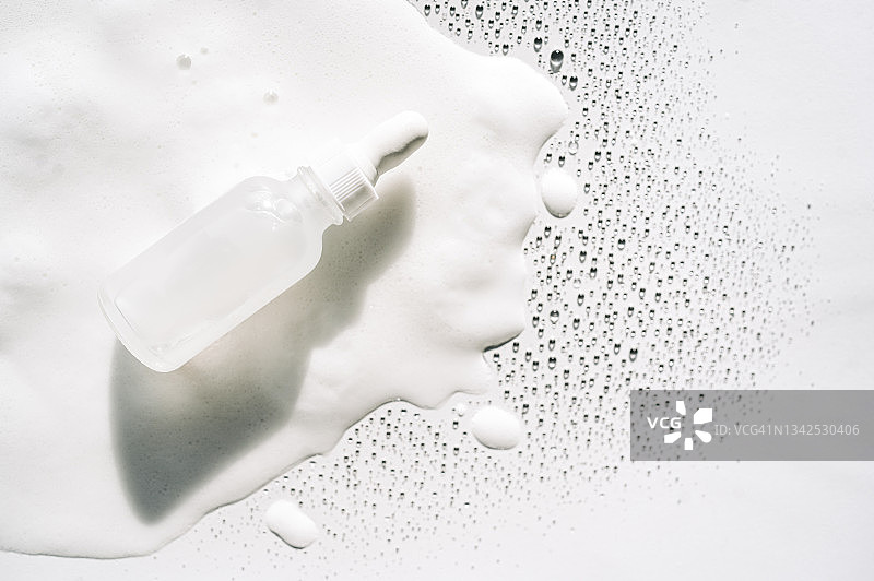 装有面部精华液的玻璃瓶（白色泡沫背景）图片素材