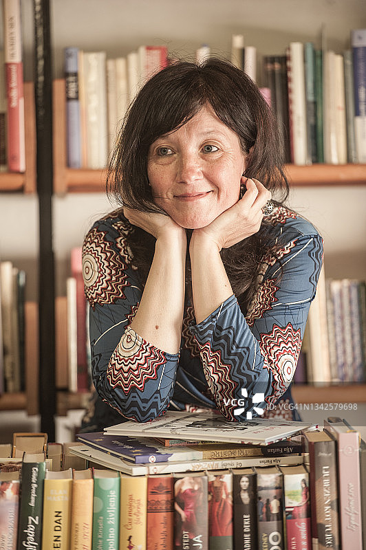 积极的女人，图书馆里的文学爱好者图片素材