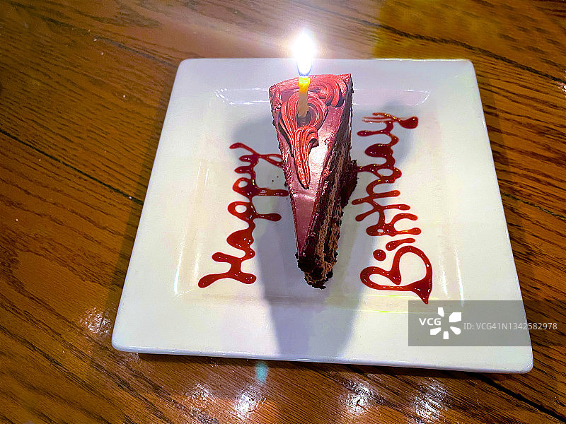 巧克力生日蛋糕切片图片素材