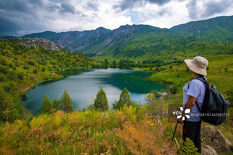 吉尔吉斯斯坦贾拉拉巴德州萨雷-切列克自然保护区中令人惊叹的阿拉姆-科尔湖图片素材