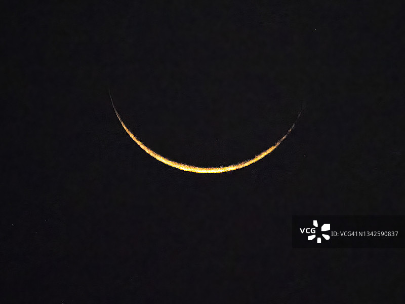 九月渐亏的月亮升起图片素材