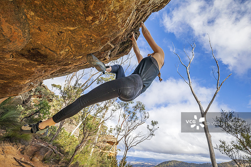 攀岩者在悬崖上攀登，山地景观图片素材