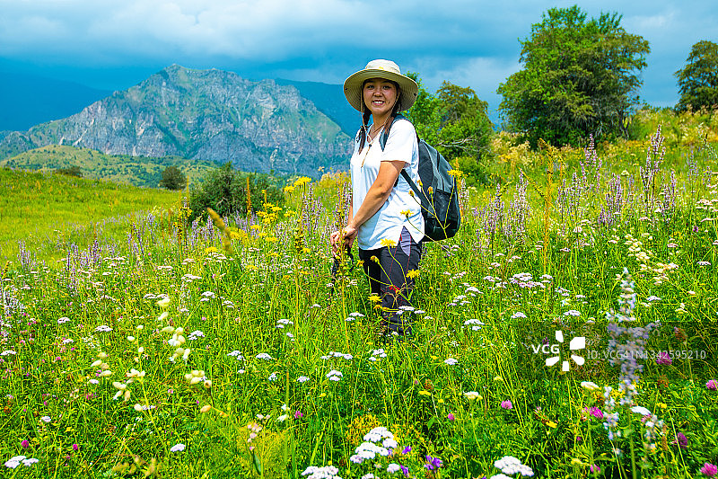 吉尔吉斯斯坦贾拉拉巴德州的迷人萨雷切列克自然保护区图片素材