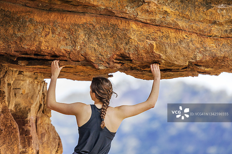 攀岩女性，山岩悬垂图片素材