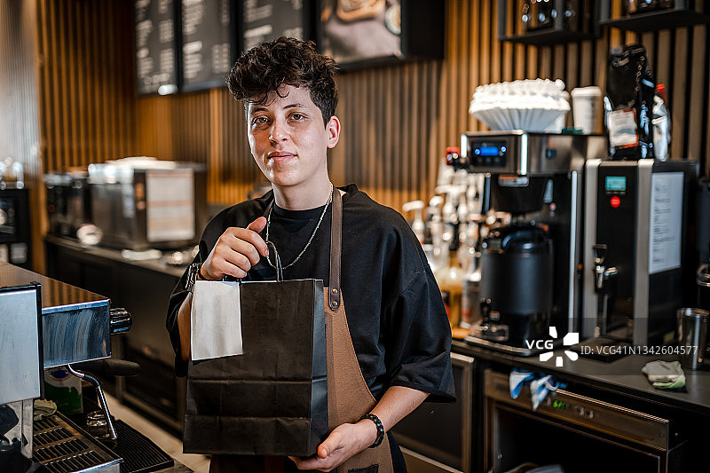 在咖啡馆提取外卖食物图片素材