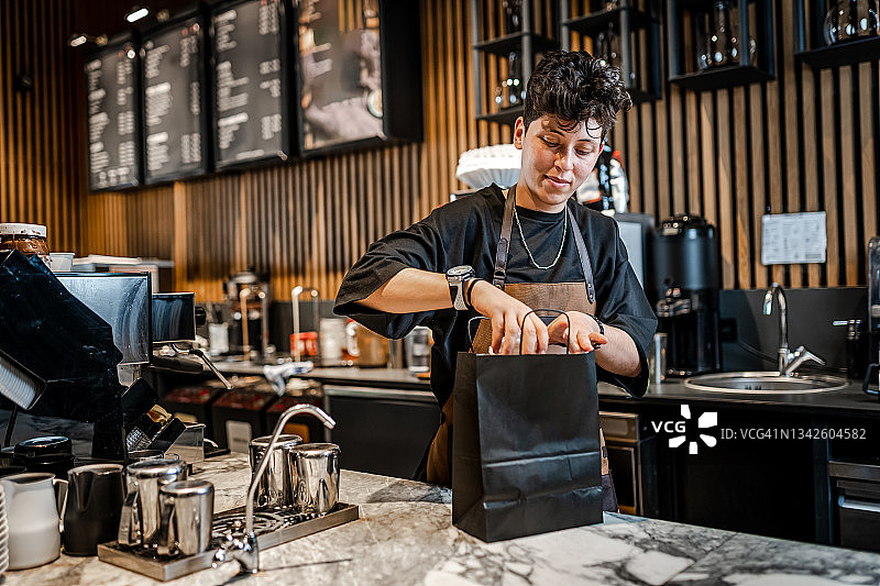 在咖啡馆提取外卖食物图片素材