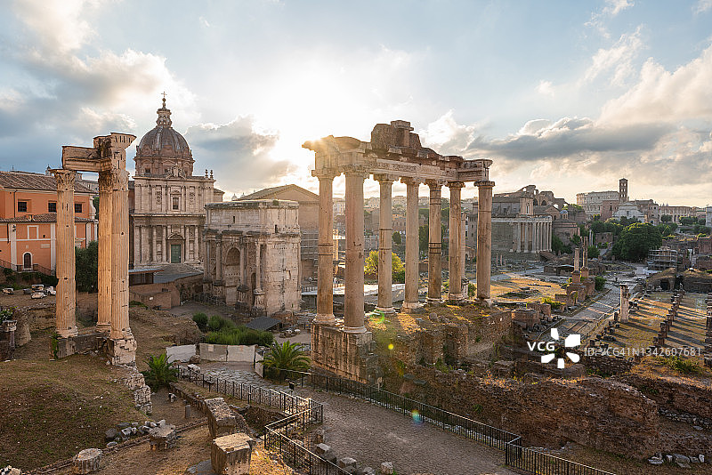 古罗马帝国遗址：罗马帝国广场与背景中的 Colosseum，意大利拉齐奥图片素材