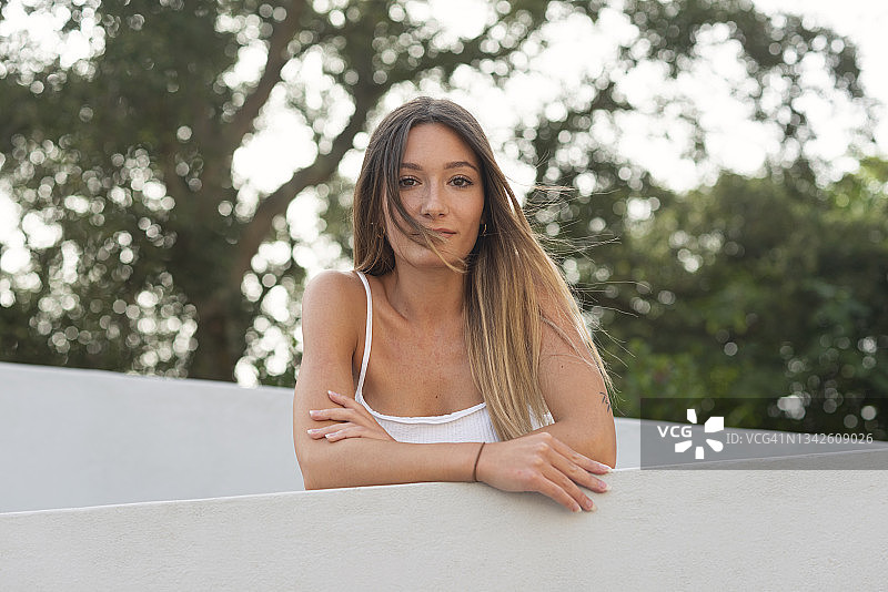 户外年轻女子图片素材