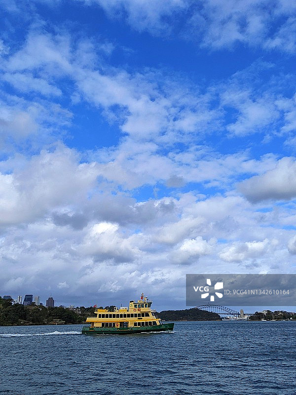 悉尼海港大桥附近的渡轮图片素材