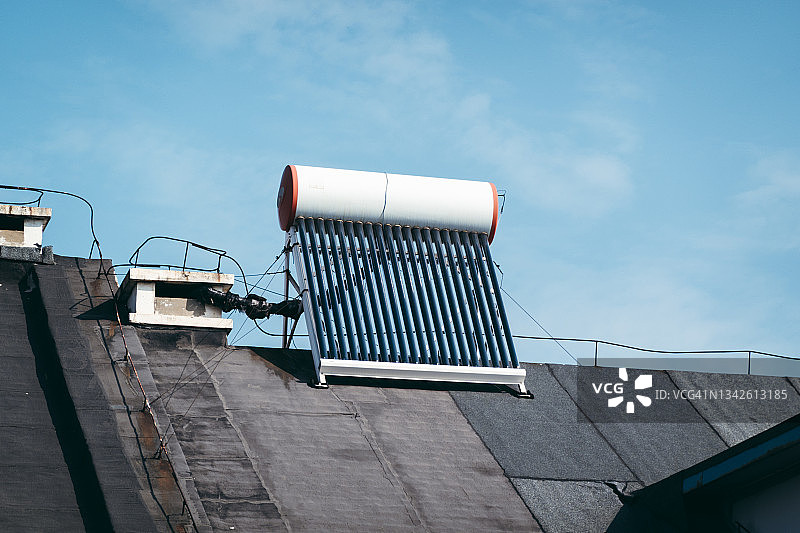 屋顶上的太阳能热水器图片素材