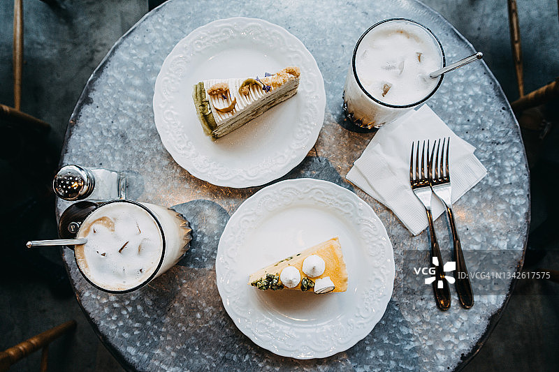 咖啡馆餐桌上的奶油蛋糕和冰咖啡2.5D静物图图片素材