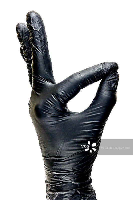 戴黑色手套的女人在白色背景上做出OK手势，医学美容清洁图片素材