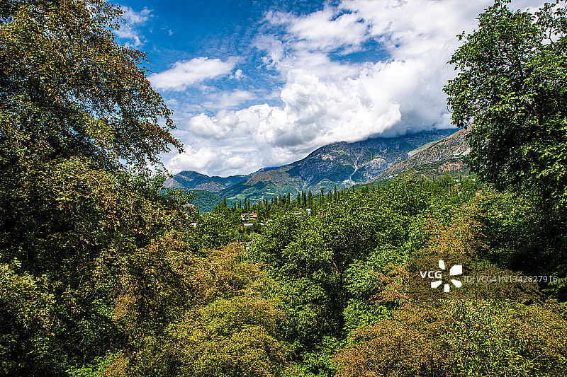 吉尔吉斯斯坦贾拉拉巴德州巴扎尔科尔贡区阿尔斯兰博布山谷风光图片素材