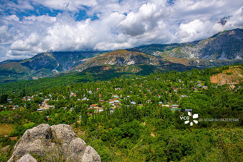 吉尔吉斯斯坦贾拉拉巴德州巴扎尔科尔贡区阿尔斯兰博布山谷风光图片素材