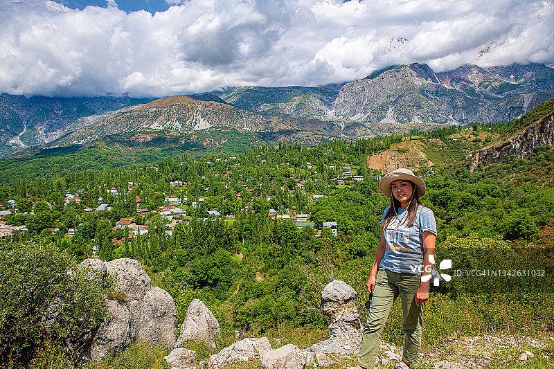 吉尔吉斯斯坦贾拉拉巴德州巴扎尔科尔贡区阿尔斯兰博布山谷风光图片素材