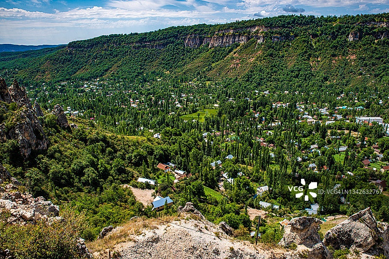 吉尔吉斯斯坦贾拉拉巴德州巴扎尔科尔贡区阿尔斯兰博布山谷风光图片素材