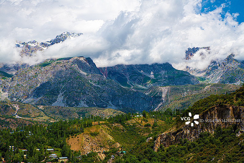 吉尔吉斯斯坦贾拉拉巴德州巴扎尔科尔贡区阿尔斯兰博布山谷风光图片素材