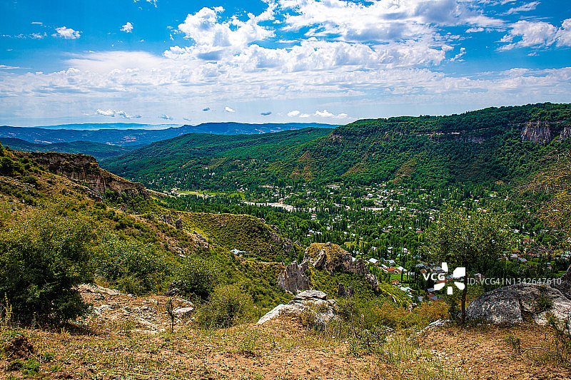 吉尔吉斯斯坦贾拉拉巴德州巴扎尔科尔贡区阿尔斯兰博布山谷风光图片素材