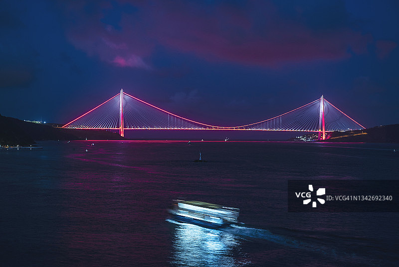 伊斯坦布尔博斯普鲁斯海峡的苏丹塞利姆大桥夜景图片素材