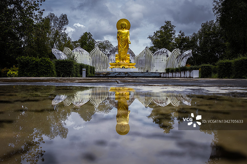 水中倒影的站立佛像图片素材