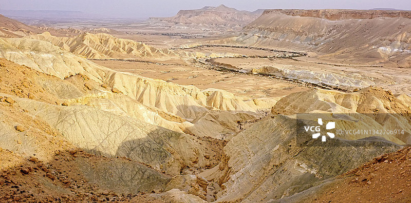 内盖夫沙漠瓦迪/干涸河床Nahal Zin的全景图片素材
