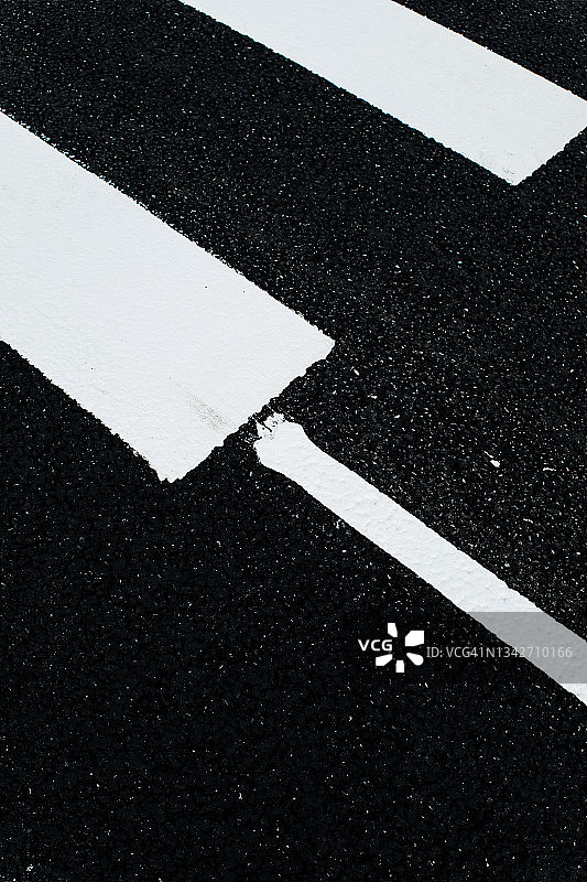 一条新粉刷的空无一人的行人横道线。行人斑马线。安全、正确生活方式、遵守交通规则的概念。复制空间。黑白照片图片素材