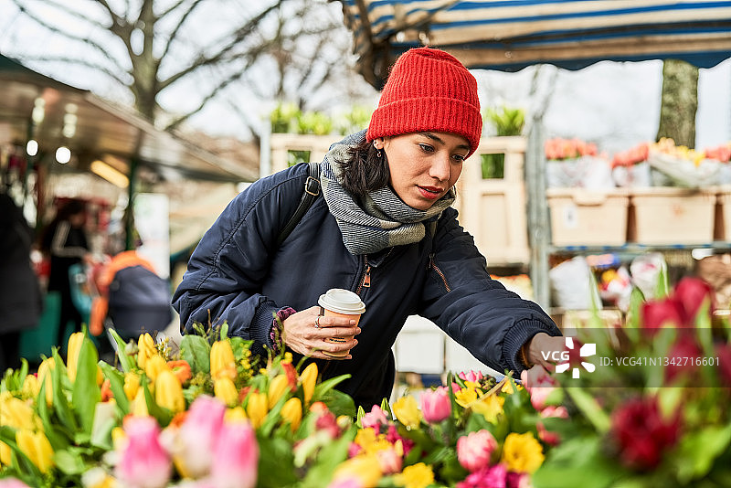 女人在当地市场买花图片素材