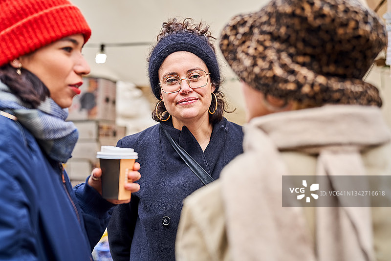 女性朋友在当地市场见面聊天图片素材