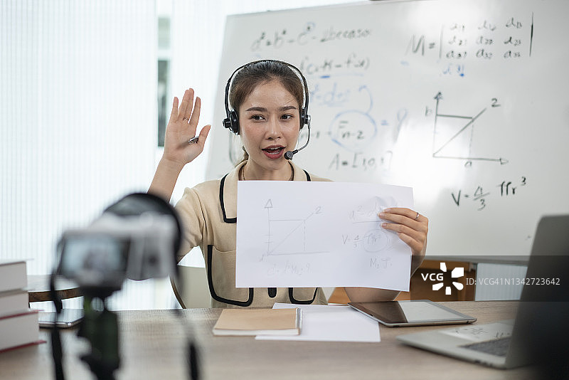 年轻女人在线授课图片素材