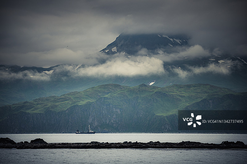 驶离荷兰港的渔船图片素材