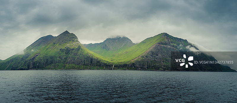 乌纳拉斯卡岛海边悬崖与瀑布图片素材