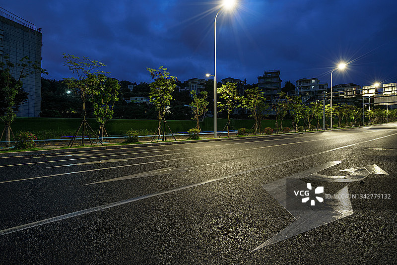 雨后湿沥青路面上的路灯图片素材