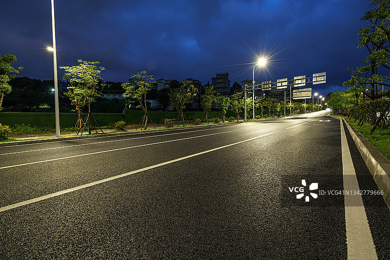 街灯照亮了潮湿的沥青路面图片素材
