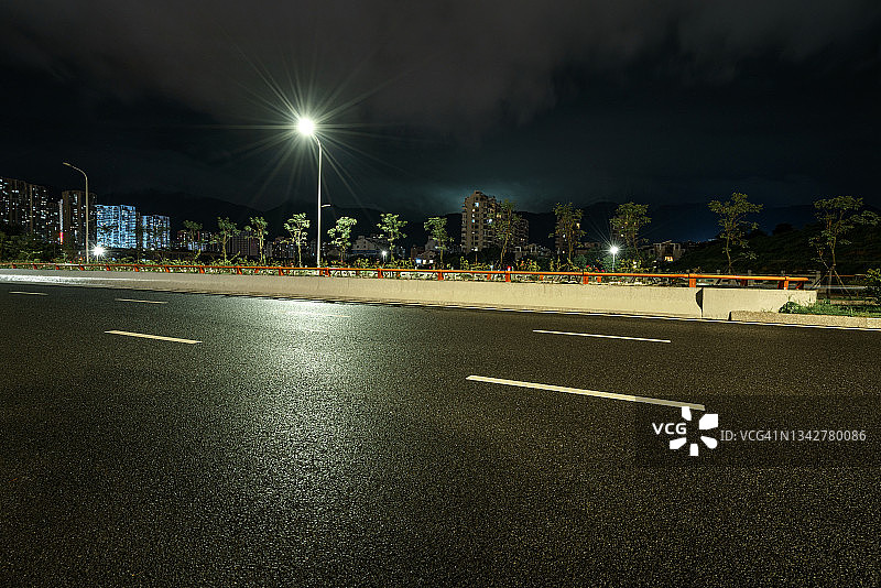 路灯照亮湿沥青路侧面视图图片素材