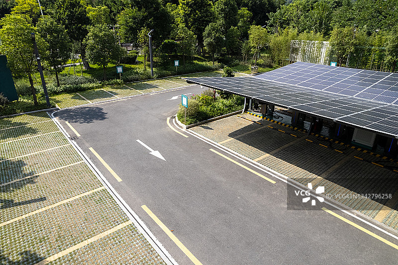 电动汽车充电站的太阳能电池板屋顶图片素材