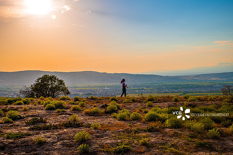 吉尔吉斯斯坦贾拉拉巴德市全景图片素材