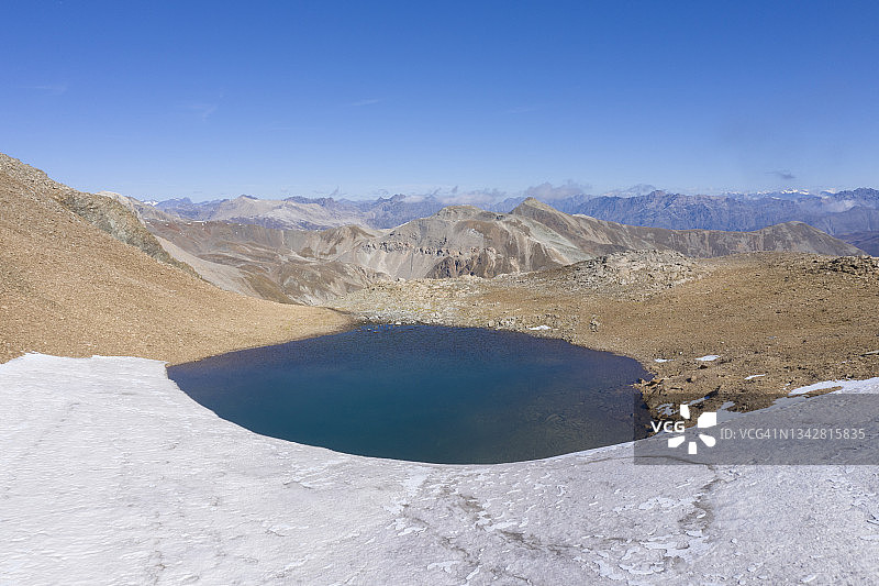 意大利布雷瓦山的小湖图片素材