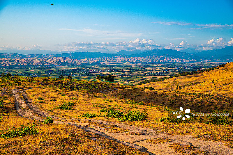 吉尔吉斯斯坦贾拉拉巴德市山脉的迷人景色图片素材