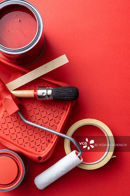 红色背景上的油漆设备图片素材