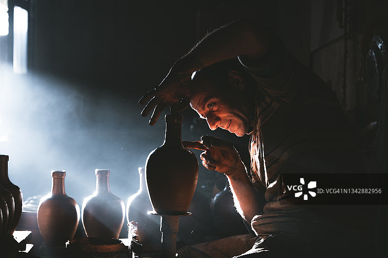 师傅用传统方法制作瓦罐图片素材